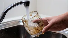 Likaiset ja pinttyneet lasit saadaan kiiltämään puhtaina: muista tämän kotitekoisen pesuliuoksen ainesosat