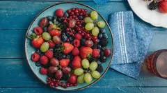 Kaikkien rakastama marja onkin oikeasti kaikkein haitallisin – silti ostamme sitä herkkuna ja suostuttelemme lapsia syömään sitä